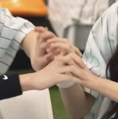 dazrameee's tweet photo. 하이파이브를 누가 이렇게합니까 손을잡을거야말거야지금 https://t.co/BCg2SVXcu0