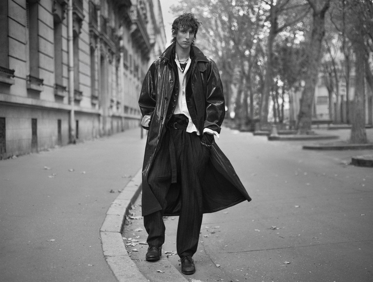 ZARA_JP's tweet photo. STUDIO COLLECTION 2026年秋冬
Les Nonchalants

Zara Studioのメンズウェアは、馴染み深い男性的なアーキタイプを、より柔らかく、着込まれたような感覚で再解釈しています。テーラードジャケット、カーディガン、ホワイトシャツ、ウエストコート、レザーアウター、オーバーコートはその面影を残しながらも、プロポーションや組み合わせはリラックスしたものに。新品同様に完成された状態で現れるのではなく、着ることで個性を帯びてきたかのような佇まいです。

フォトグラファー：Julien Martinez Leclerc @ julienmartinezleclerc
ディレクター：Fabien Baron @ fabienbaron
スタイリング：# KarlTempler
DOP: Benoît Delhomme
メイクアップアーティスト：Satako Watanabe @ satokowatanabe. makeup
ヘアスタイリスト：Damien Boissinot @ damienboissinothair
セットデザイン：Till Duca @ tillduca
キャスティング：Sibylle de Saint Phalle @ sibylledesaintphalle

https://t.co/tMyoZc0kM6

#zarastudio #zara #AW26