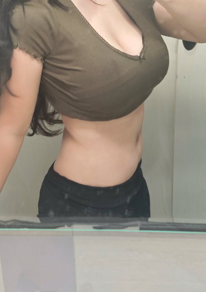 Miaewit's tweet photo. 最近在减脂，有时候真的觉得自己超肥，特别是肚子上坐下来是一堆肉，胸和屁股会把衣服撑的很壮，虽然偏梨形但大多时候都超自卑……
其实我从小到大都想让胸部变小一些，从而有更多的穿衣选择……
（鸡胸肉好柴好难吃）想回家吃拉条子😭 https://t.co/jbMYJwvVza