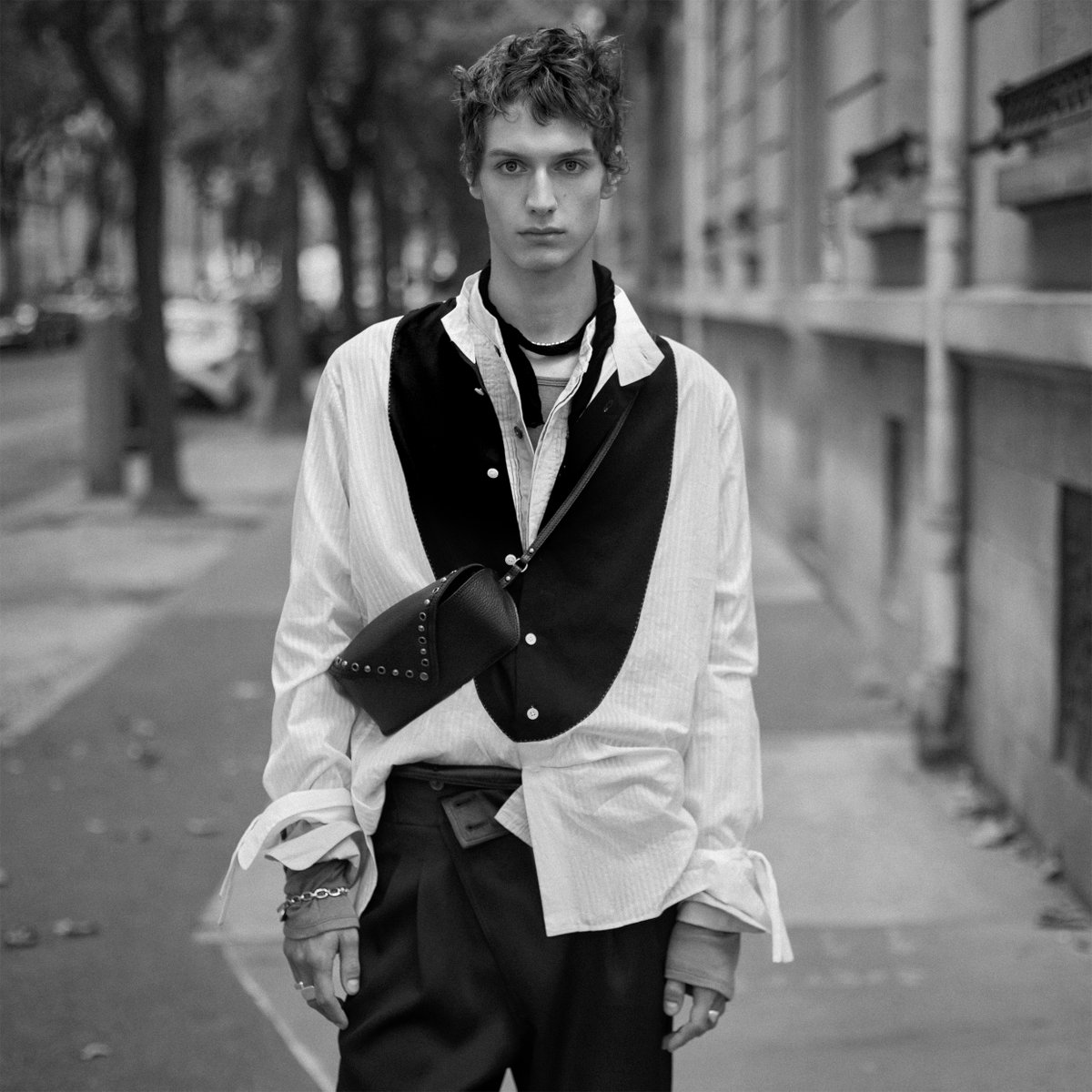 ZARA_JP's tweet photo. STUDIO COLLECTION 2026年秋冬
Les Nonchalants

Zara Studioのメンズウェアは、馴染み深い男性的なアーキタイプを、より柔らかく、着込まれたような感覚で再解釈しています。テーラードジャケット、カーディガン、ホワイトシャツ、ウエストコート、レザーアウター、オーバーコートはその面影を残しながらも、プロポーションや組み合わせはリラックスしたものに。新品同様に完成された状態で現れるのではなく、着ることで個性を帯びてきたかのような佇まいです。

フォトグラファー：Julien Martinez Leclerc @ julienmartinezleclerc
ディレクター：Fabien Baron @ fabienbaron
スタイリング：# KarlTempler
DOP: Benoît Delhomme
メイクアップアーティスト：Satako Watanabe @ satokowatanabe. makeup
ヘアスタイリスト：Damien Boissinot @ damienboissinothair
セットデザイン：Till Duca @ tillduca
キャスティング：Sibylle de Saint Phalle @ sibylledesaintphalle

https://t.co/tMyoZc0kM6

#zarastudio #zara #AW26