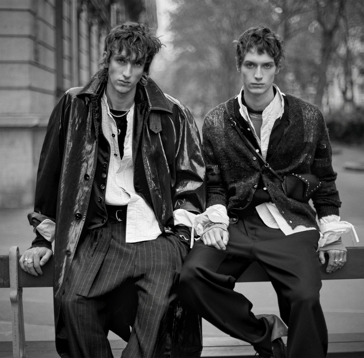 ZARA_JP's tweet photo. STUDIO COLLECTION 2026年秋冬
Les Nonchalants

Zara Studioのメンズウェアは、馴染み深い男性的なアーキタイプを、より柔らかく、着込まれたような感覚で再解釈しています。テーラードジャケット、カーディガン、ホワイトシャツ、ウエストコート、レザーアウター、オーバーコートはその面影を残しながらも、プロポーションや組み合わせはリラックスしたものに。新品同様に完成された状態で現れるのではなく、着ることで個性を帯びてきたかのような佇まいです。

フォトグラファー：Julien Martinez Leclerc @ julienmartinezleclerc
ディレクター：Fabien Baron @ fabienbaron
スタイリング：# KarlTempler
DOP: Benoît Delhomme
メイクアップアーティスト：Satako Watanabe @ satokowatanabe. makeup
ヘアスタイリスト：Damien Boissinot @ damienboissinothair
セットデザイン：Till Duca @ tillduca
キャスティング：Sibylle de Saint Phalle @ sibylledesaintphalle

https://t.co/tMyoZc0kM6

#zarastudio #zara #AW26