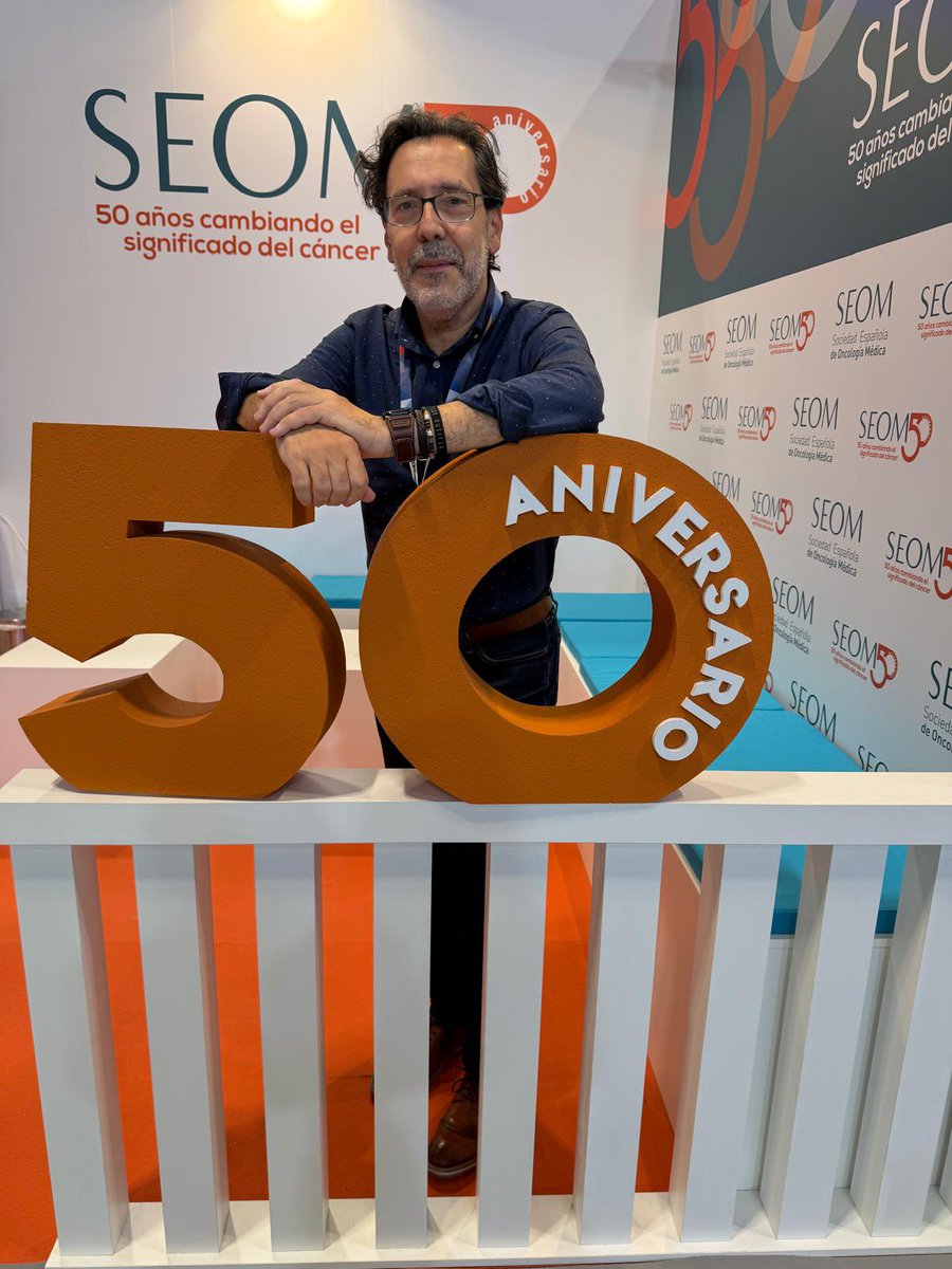 _SEOM's tweet photo. 🔊Estamos presentes en @myESMO #ESMO26 compartiendo experiencias y conmemorando  nuestro 50 aniversario 

↪️ Pásate por nuestro stand ubicado en el hall 10 S. 1043 en el que ya hemos tenido visitas como la del presidente de SEOM 2023-2025, el Dr. @1969carodriguez 

¡Te esperamos!!