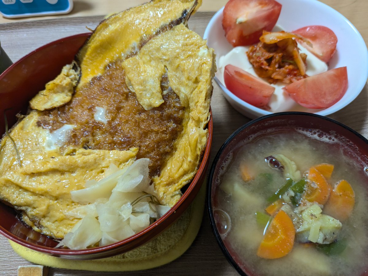 wa_kun's tweet photo. どうも！わく子です！今日はアジフライの卵とじだ！またかー。米炊いたタイミングでこれを食うルーチン作ろうとしてるんか？別に得もしないと思うがなー。まあお前がいいならいいよ、私は楽だし！ #わく子めし https://t.co/YgO8zX86nV