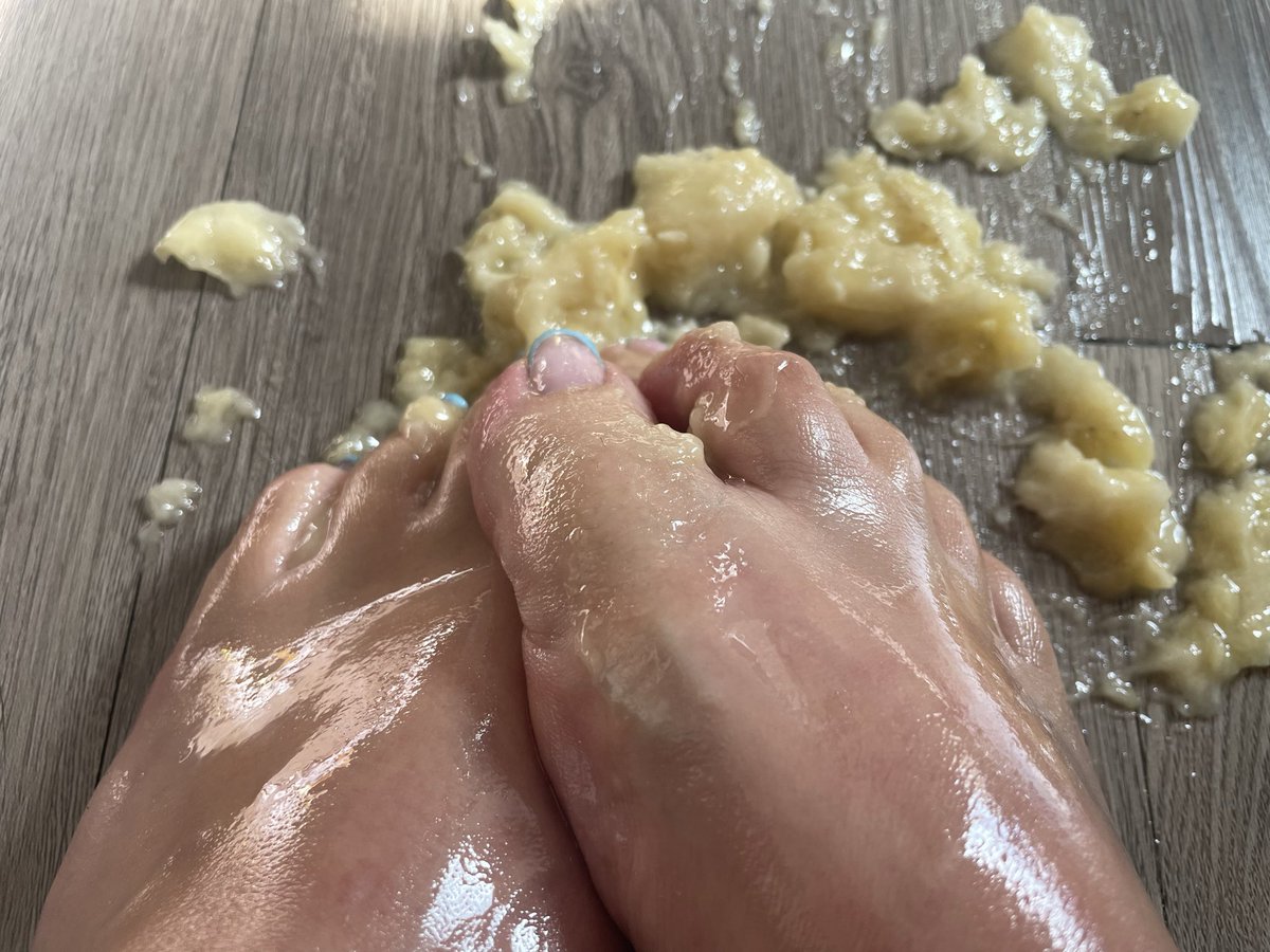 PrettyfeetHoll's tweet photo. My feet need cleaned. 😋
#feet #feetfetısh https://t.co/VpXLrqY3Kh