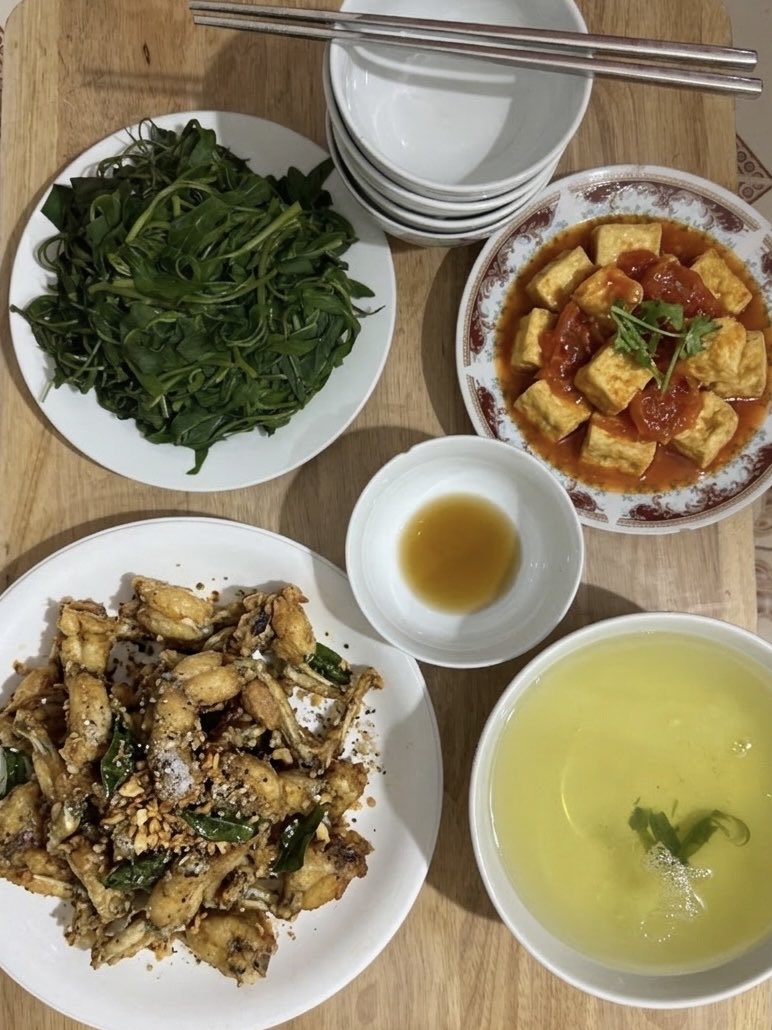 HaiPham192's tweet photo. Hôm nay đổi gió làm mâm cơm "cây nhà lá vườn" chất lượng thế này thì mấy bát cơm mới đủ đây các bác ơi?
Menu tối nay nhà em lên đồ toàn món hao cơm: Ếch chiên xả ,lá lốt, kết hợp cùng đĩa đậu sốt cà chua béo ngậy, thêm đĩa rau muống luộc với bát nước canh rau luộc thanh mát. 
Đũa bát đã sẵn sàng, em mời cả nhà cùng ăn tối với gia đình em nhé! 
#huongviquenha
