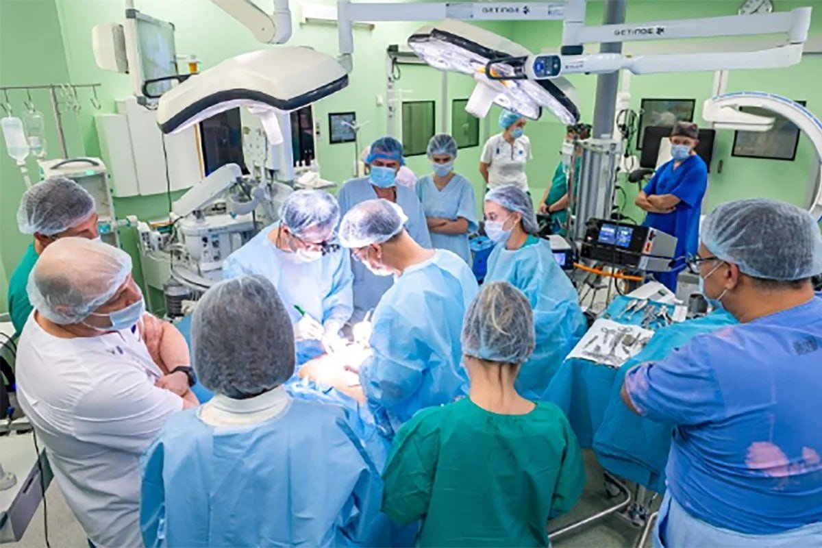 SputnikInt's tweet photo. Chinese-Russian medical team completes possible first-ever spinal cord transplantation

A Chinese-Russian surgical team has conducted a 12-hour operation in Moscow to replace a patient’s damaged spinal cord segment with donor tissue.

🔸 The surgery was performed on an adult with a complete spinal cord injury sustained from trauma three years earlier

🔸 The team used microsurgery and polyethylene glycol (PEG) as a "biological glue" to fuse the donor segment to the recipient’s spinal cord

🔸 It was led by Ren Xiaoping of Guangxi University of Chinese Medicine and carried out at Moscow’s Sklifosovsky Research Institute for Emergency Medicine

🔸 A joint Chinese-Russian team included neurosurgeons, microsurgeons and other specialists

If the claims hold up to scrutiny, the surgery could be a turning point for spinal cord injury research, marking one of world’s first surgeries of such type.   

Photo courtesy of Moscow Mayor press service