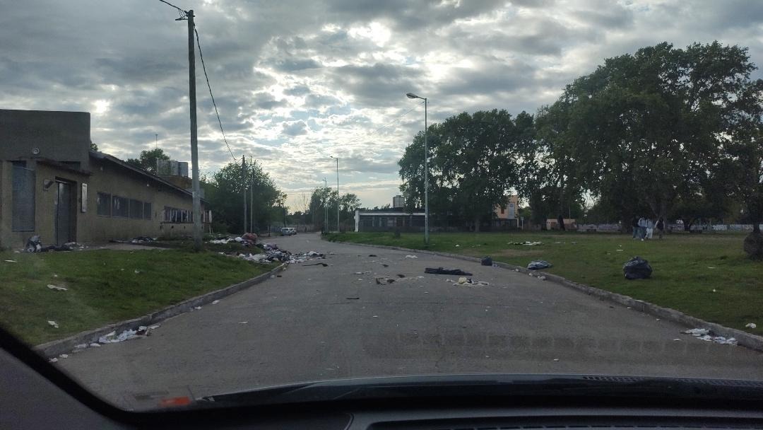 Merlo_Real's tweet photo. En estas condiciones comienzan las clases los chicos de la Escuela Técnica N° 5, en Libertad. Un desastre Merlo😢 https://t.co/7bV77DyOLr