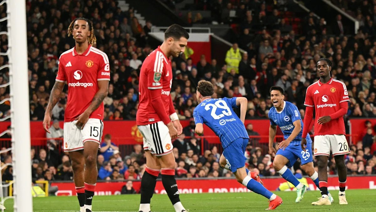 hexapol's tweet photo. Manchester United est sans victoire depuis sept matches après sa défaite 4–1 contre Como. La pression sur Michael Carrick atteint son paroxysme

#ManUtd #Como #Carrick https://t.co/5Hst31MMMk