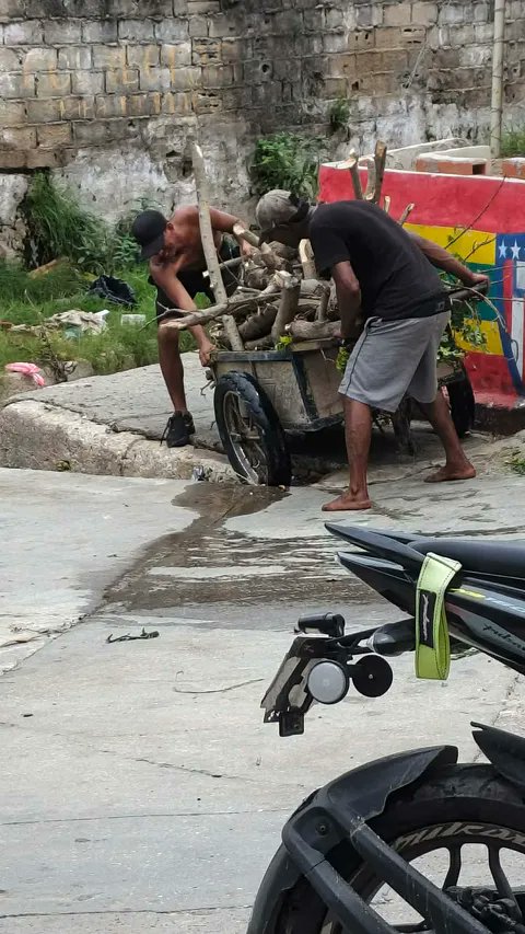 AtlanticoEmi's tweet photo. Atentos: recibimos estas imágenes de dos personas que arrojan elementos de madera a un desagüe ubicado al parecer en la calle 49B con carrera 3D en Barranquilla.
.@AlejandroChar 
.@alcaldiabquilla https://t.co/A30pV0CFsa