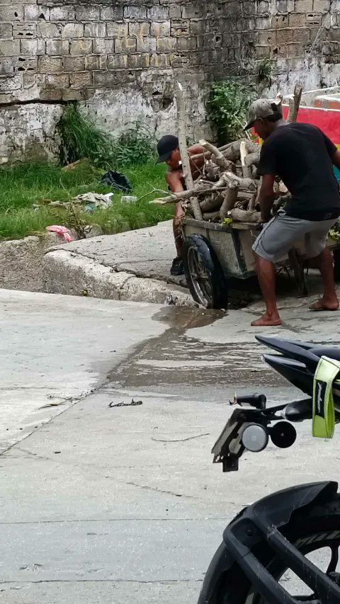 AtlanticoEmi's tweet photo. Atentos: recibimos estas imágenes de dos personas que arrojan elementos de madera a un desagüe ubicado al parecer en la calle 49B con carrera 3D en Barranquilla.
.@AlejandroChar 
.@alcaldiabquilla https://t.co/A30pV0CFsa