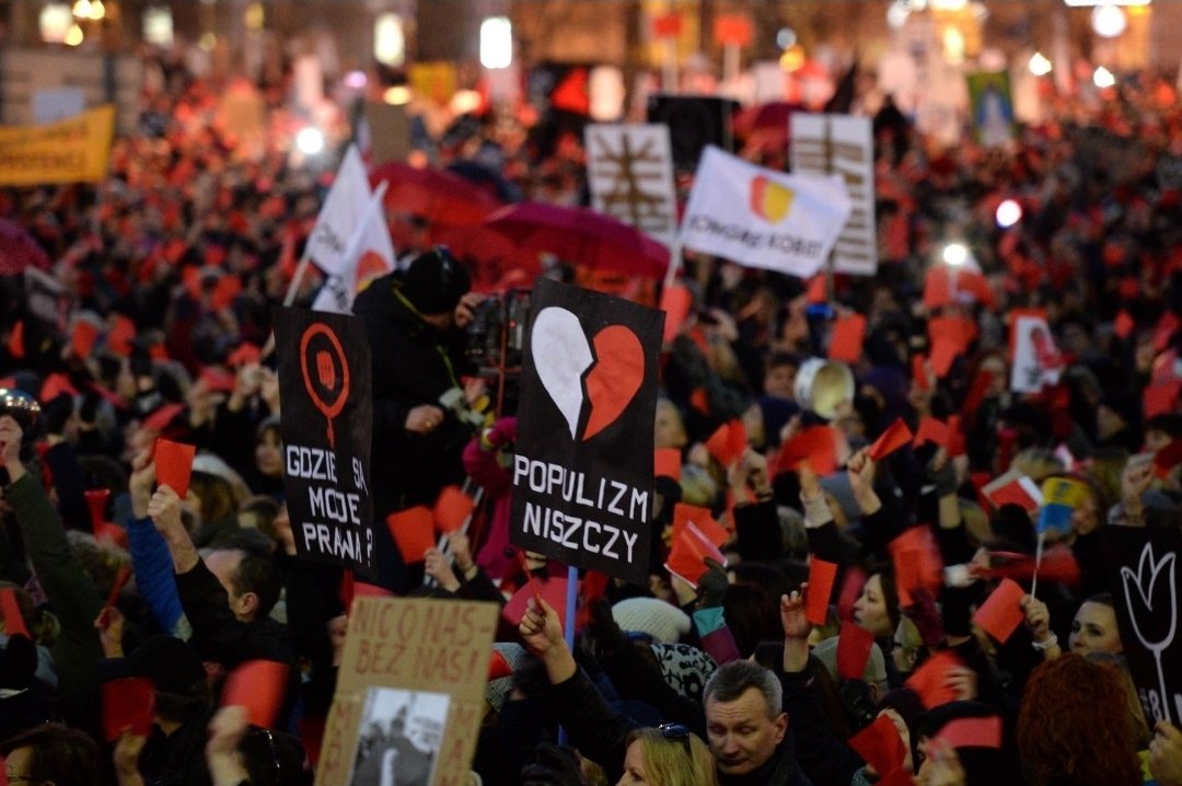 OMauschD's tweet photo. Czegoś tu nie rozumiem. 🤔

Sejm przegłosował dwie ustawy dotyczące aborcji, a protest znowu uderza przede wszystkim w rząd Tuska.

A może warto teraz skierować tę energię pod Pałac Prezydencki? Bo to właśnie tam może zapaść decyzja o zawetowaniu tych zmian.

Mam coraz większe wrażenie, że dla niektórych organizatorek rozgłos jest równie ważny jak sprawa, o którą podobno walczą.

Protestować można i trzeba. Ale może warto też wiedzieć, do kogo kierować swoje pretensje? 🤷‍♀️