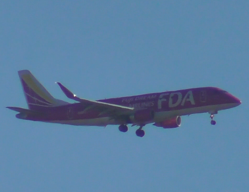 LabNvfc's tweet photo. なんだか日本中でお会いします、#FDA
この機体は名古屋からフェリーされて函館に向かいました。

#フジドリームエアラインズ
#エンブラル
#逆光 https://t.co/KWDiOjuaE1
