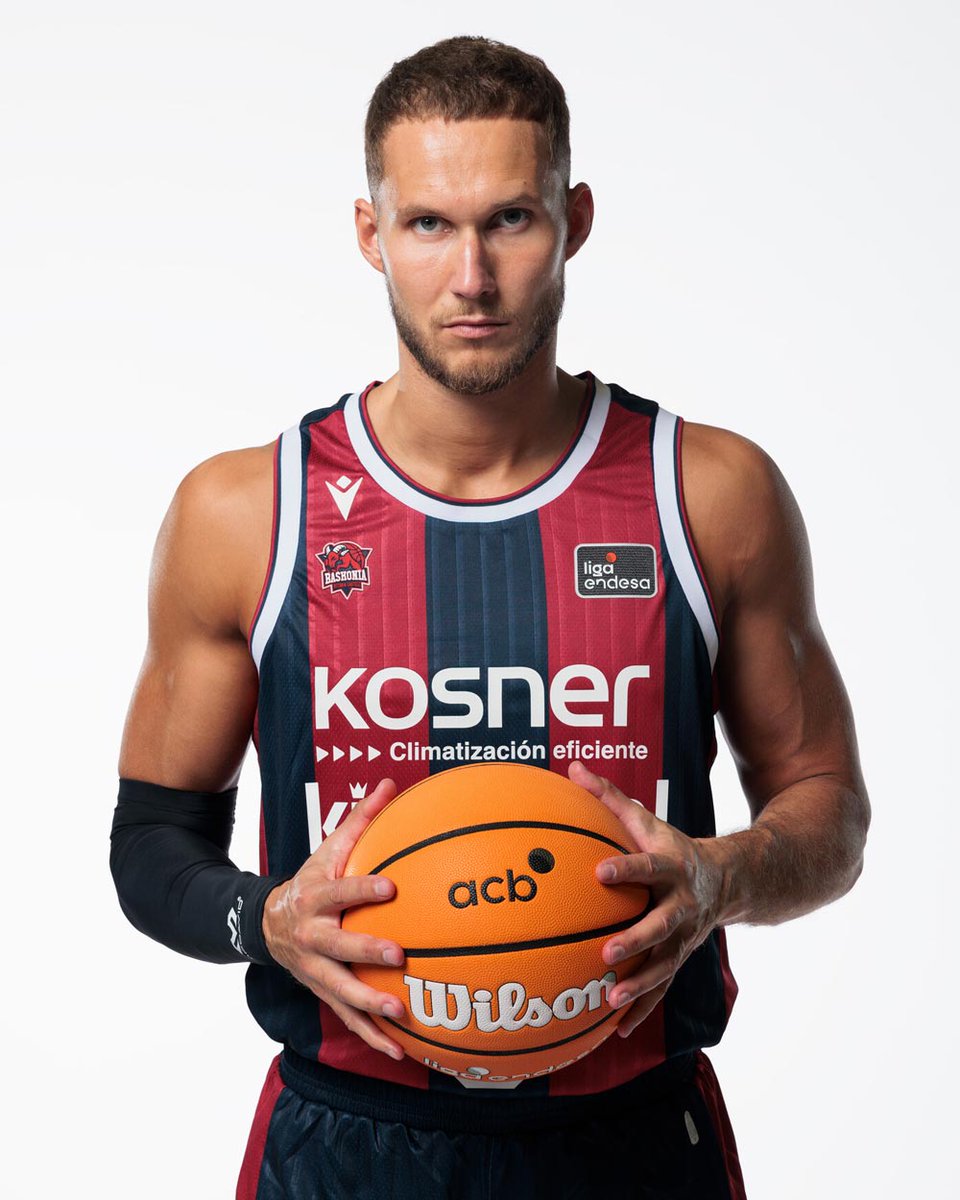 SuperManagerACB's tweet photo. 🚑 Tadas Sedekerskis terminó lesionado el partido de Euroleague anoche.

Esto dijo el técnico de @Baskonia, Velimir Perasovic, tras el encuentro: "Parece que Tadas está lesionado, ha notado un pinchazo y que parece una rotura (muscular), pero esto es su opinión de él de primeras". Vía @Luisheel en @GIGANTESbasket.

Como sabemos, es uno de los jugadores más llevados en el #SuperManagerACB. A falta de confirmación del club, pinta que será baja este fin de semana.