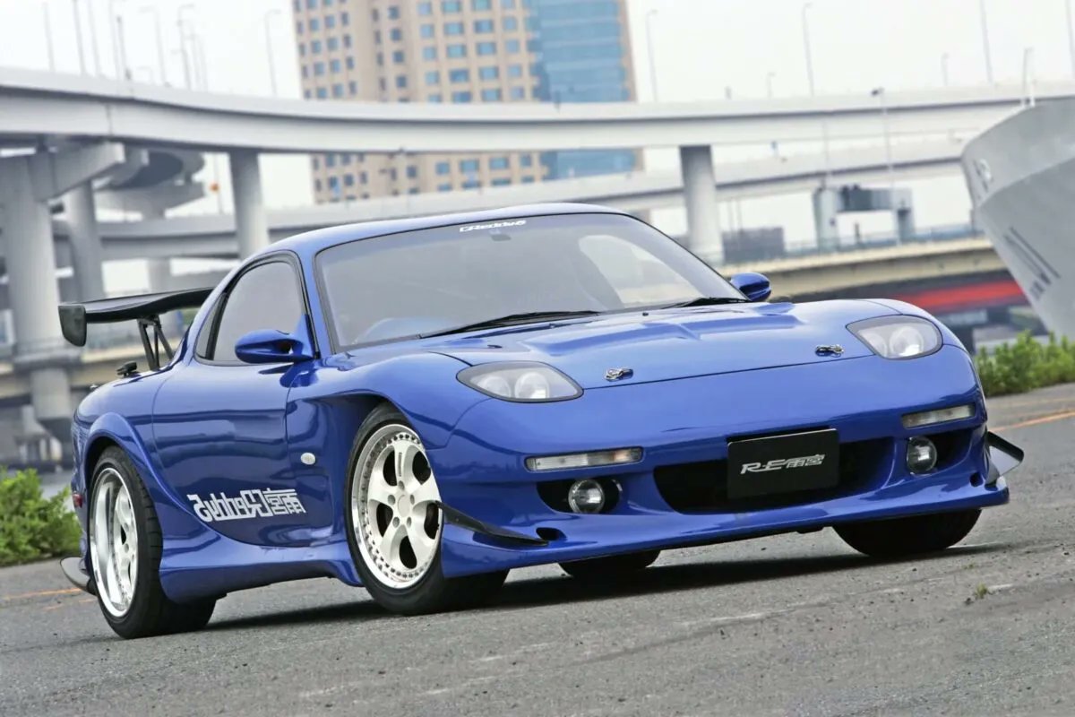 TunedCarsJapan's tweet photo. 「90年代チューニングの結晶」電動ガルウイング採用のRE雨宮GReddy.5が示した未来
https://t.co/4EqKL7U6GV

いま見ても新鮮なスタイリングと、驚きのギミックを備えたRE雨宮の「グレッディ5」。FD3S型RX-7をベースに、電動ガルウイングやシャープなワイドボディ、400馬力のロータリーターボを投入。 https://t.co/s3Ktn9jyDA