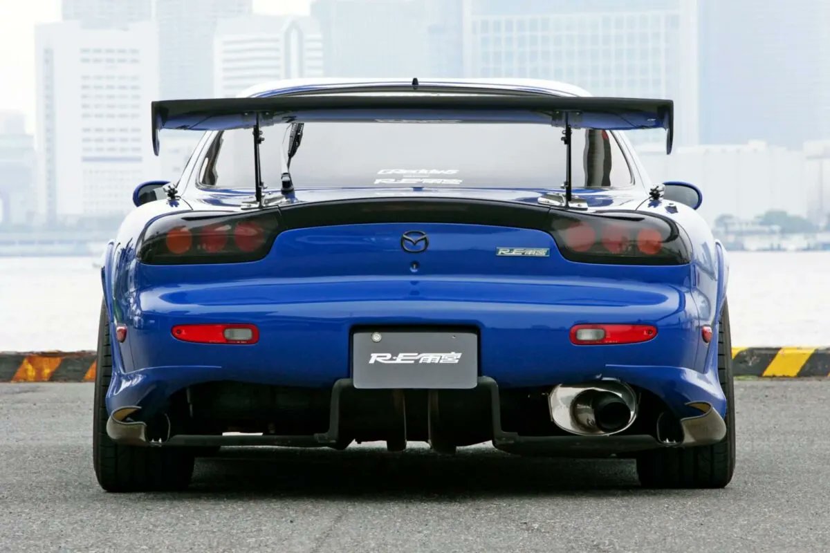 TunedCarsJapan's tweet photo. 「90年代チューニングの結晶」電動ガルウイング採用のRE雨宮GReddy.5が示した未来
https://t.co/4EqKL7U6GV

いま見ても新鮮なスタイリングと、驚きのギミックを備えたRE雨宮の「グレッディ5」。FD3S型RX-7をベースに、電動ガルウイングやシャープなワイドボディ、400馬力のロータリーターボを投入。 https://t.co/s3Ktn9jyDA