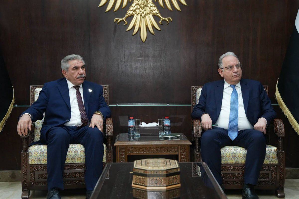 RojavaGundem6's tweet photo. 📍Haseke Valisi Nureddin Ahmed, Suriye Geçiş Hükümeti Maliye ve Eğitim Bakanları ile bir araya gelerek, kurumların etkinleştirilmesi ve eğitimdeki mevcut durum konularını görüştü. https://t.co/1KxRWixrlF