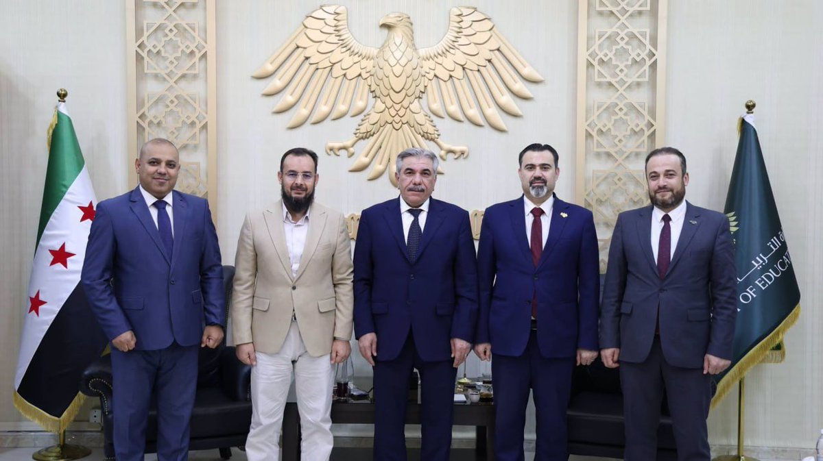 RojavaGundem6's tweet photo. 📍Haseke Valisi Nureddin Ahmed, Suriye Geçiş Hükümeti Maliye ve Eğitim Bakanları ile bir araya gelerek, kurumların etkinleştirilmesi ve eğitimdeki mevcut durum konularını görüştü. https://t.co/1KxRWixrlF