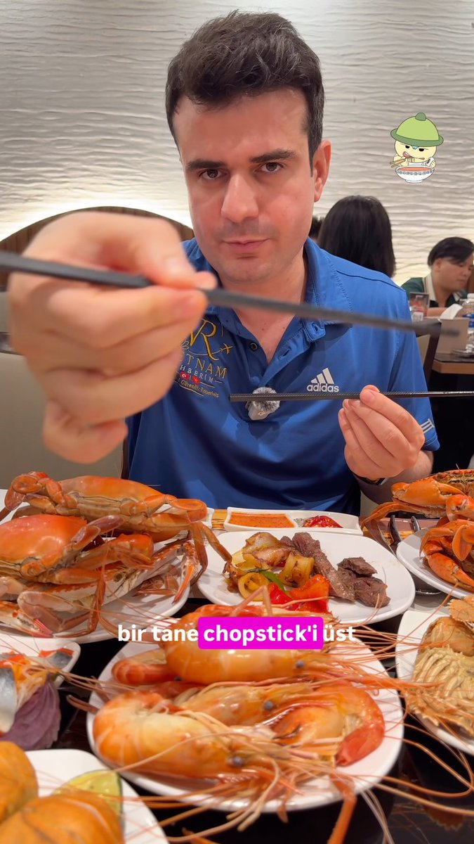leodifisel's tweet photo. Çubukla yemek yemek gerçekten zor mu? Vietnam’a geldiğinizde ilk küçük sınavınız çubuk kullanmak. Nasıl tutulur, parmaklar nereye yerleştirilir? Videoda adım adım gösterdim. Siz çubuk kullanabiliyor musunuz? 10 üzerinden kaç puan verirsiniz? https://t.co/AzXFrgfcxX