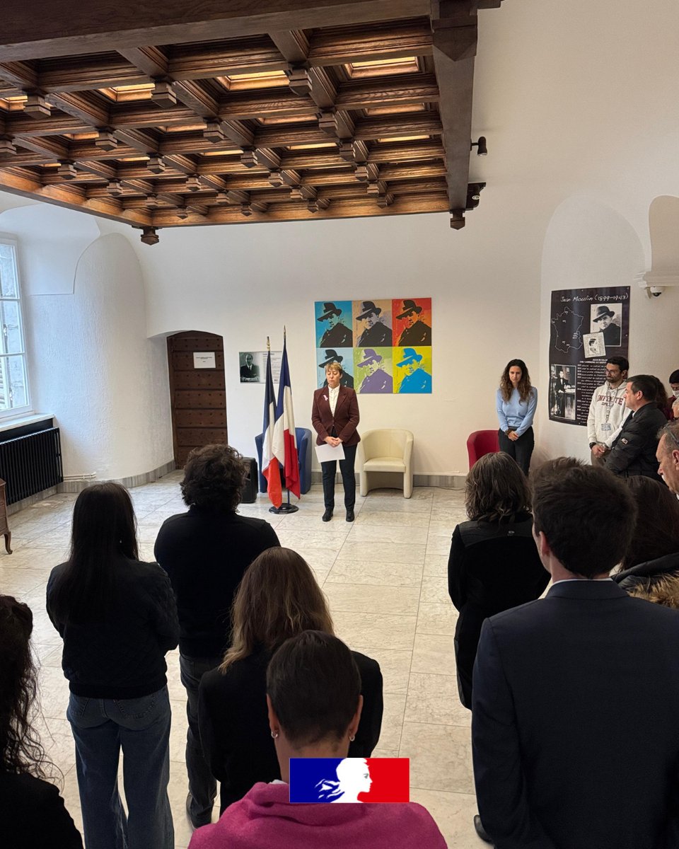 Prefet73's tweet photo. ⚫ #Hommage | Alors qu'il intervenait sur le périphérique de Nantes, le policier Mathieu Morat a perdu la vie le samedi 17 octobre 2026, dans l'exercice de ses fonctions.

Engagé dans la police nationale depuis 2024, il exerçait au sein de la brigade de nuit du commissariat de Saint-Herblain (Loire-Atlantique). Reconnu pour ses qualités professionnelles et son engagement au service des autres, il a été nommé gardien de la paix à titre posthume, fait chevalier de l'ordre national du Mérite et cité à l'ordre de la Nation.

Dans le cadre de l'hommage national qui lui est rendu ce vendredi 23 octobre, les agents de la préfecture de la Savoie, ainsi que les acteurs de la justice et de la sécurité présents dans les locaux, se sont réunis autour de Vanina Nicoli, préfète de la Savoie, pour observer une minute de silence à sa mémoire.

🕊️ Toutes nos pensées accompagnent sa famille, ses proches et l'ensemble de ses collègues de la police nationale dans cette épreuve.