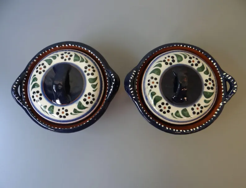 elementsdeco's tweet photo. Vintage Mexican Cazuelas | Set of 2 Enameled Clay Bakers | Tonala Handmade Pottery Guadalajara | Rustic Boho Kitchen Decor Tableware #handmade #Mexico #vintage #wiseshopper
 https://t.co/AuXKjFuP47 https://t.co/vOrgrjdz1M