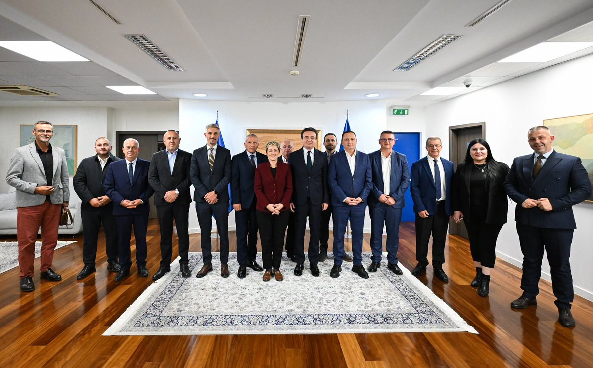 Tirana_Report's tweet photo. Shqiptarët në Serbi do të garojnë në zgjedhjet e së dielës me një listë të përbashkët. Angazhimi i çdo shqiptari atje me të drejtë vote është shumë i rëndësishëm për të forcuar faktorin politik shqiptar🇦🇱. Shqiptarët janë minoriteti më i diskriminuar nga pushteti i Vucic #Voto17 https://t.co/CDVBNLPDTw