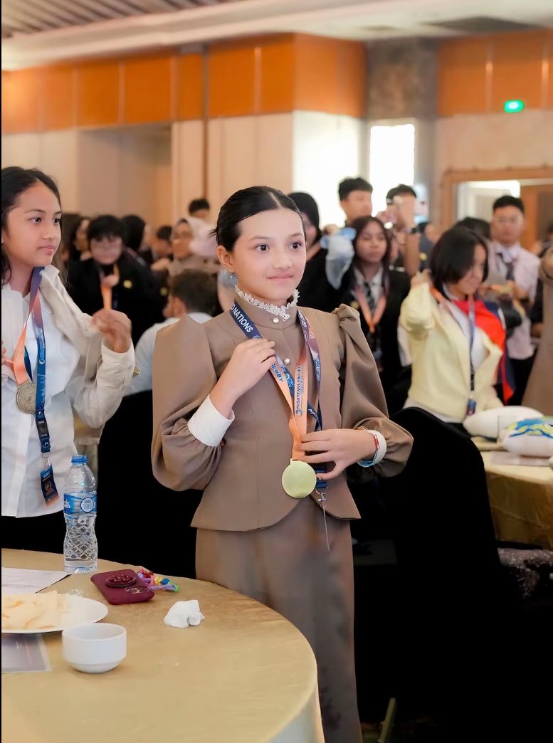 txtdri's tweet photo. Ashanty emaknya s3, bapaknya Anang Hermansyah lanjut juga s2. Masa iya anaknya cuma lulusan SMA😃🙂‍↕️

Keren privilege oarangtua digunakan sebaik baiknya untuk pendidikan.. Ini baru namanya orang kaya💸💰

btw vibesnya ceo / mentri luar negeri banget si Arsy https://t.co/Sl1tZJXDz8