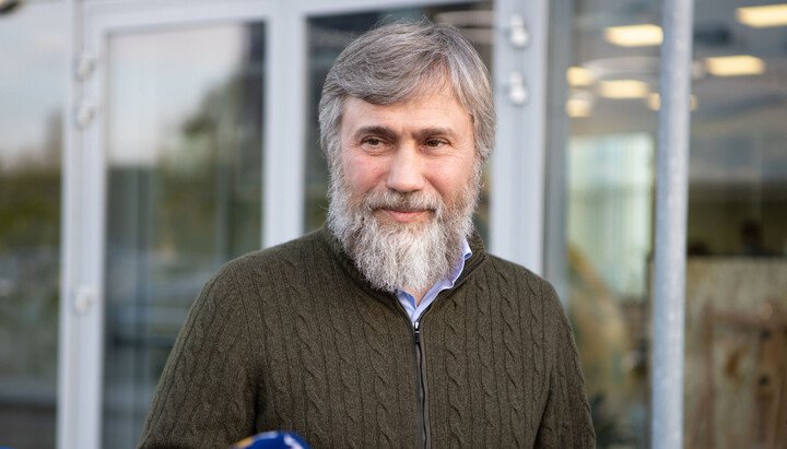 DD_Geopolitics's tweet photo. 🇺🇦 "He traded Ukrainian lives for applause": the man who set up the 2022 talks speaks out

Vadim Novinsky, a billionaire, former co-owner of Ukraine's largest steel group Metinvest, ex-MP and protodeacon of the canonical Ukrainian Orthodox Church, has given a long interview to Ukrainian outlet Strana about how Zelensky agreed to Russia's terms in 2022, then walked away.

🔸️How it started:

On February 24, 2022, David Arakhamia, head of Zelensky's party in parliament, called Novinsky on speakerphone and asked what to do. Novinsky told him to contact Moscow immediately, "while there weren't yet so many dead."

The next day, the head of a Ukrainian security service asked him to arrange talks, saying "the president is asking." Five minutes later he was on the phone with Zelensky.

Novinsky reached Dmitry Kozak, then deputy head of the Russian Presidential Administration. Zelensky refused Minsk as a venue, Novinsky proposed Gomel, Zelensky agreed, and Kozak confirmed within five minutes.

🔸️What Zelensky agreed to:

Novinsky says he cleared every point with Zelensky by phone, and adds that Ukraine's security services "must have the recordings." Zelensky never argued. He only asked "What do you think?" and then said "Fine, I agree."

1. Remove NATO membership from the constitution and declare neutrality. Novinsky asked Zelensky whether Ukraine would join NATO in the next 30 years. Zelensky said no.

2. A special status for Crimea for 30 years, without recognizing it as Russian

3. A special status for Donbass, which could have remained part of Ukraine in a confederation-type arrangement

"He was very confused and accepted any option," Novinsky says. The process lasted about a month, until the Istanbul round in late March.

🔸️Why it collapsed:

Novinsky blames Ukraine's leadership. Maybe Boris Johnson or someone else got to Zelensky, he says, "or Zelensky simply liked being a hero."

"He liked the ovations, the whole world's attention. Wherever he went, he was greeted like the Pope. In the end, he traded Ukrainian lives for applause in foreign parliaments."

🔸️What came after:

In May 2025, Zelensky accused Novinsky of threatening him in those calls. Novinsky calls this "outright slander": he was in Kiev at the time, where a hit squad or the Security Service of Ukraine could have come for him at any moment. He only left after being warned that Zelensky was demanding his arrest "every day."

He has since been sanctioned three times and charged with treason, which he says was for demanding Kiev implement the Minsk agreements, and with "inciting religious hatred" for defending his church. He says Zelensky's office also tried to use his frozen shares to seize control of Metinvest. He now lives in Croatia and was recently granted Serbian citizenship, after Kiev refused to issue him a new passport.

On October 10, Novinsky called on Zelensky to resign and on parliament to take power and negotiate directly with Russia. Hours later, Trump said Ukraine "needs a new leader." Novinsky says it was a coincidence.

"Every new deal is worse than the last. Compared to Istanbul, Minsk was a diet salad. The next proposals will be even worse. As long as Zelensky is in power, there will be no peace."