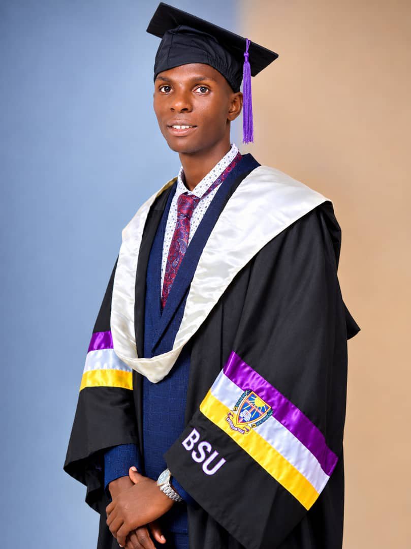 tvwestUG's tweet photo. Omukozi wa Vision Group, Elias TukashabaRuhanga otwire nashoma Masters Degree in Business Administration n'omwe aha beegi ba @BishopStuartUni abahendera emishomo yaabo eriizooba.

Elias ni kituzi wa kampuni eya Vision Group .

Congratulations Elias

#WestUpdates
#VisionUpdates https://t.co/YuYbi8J2d5