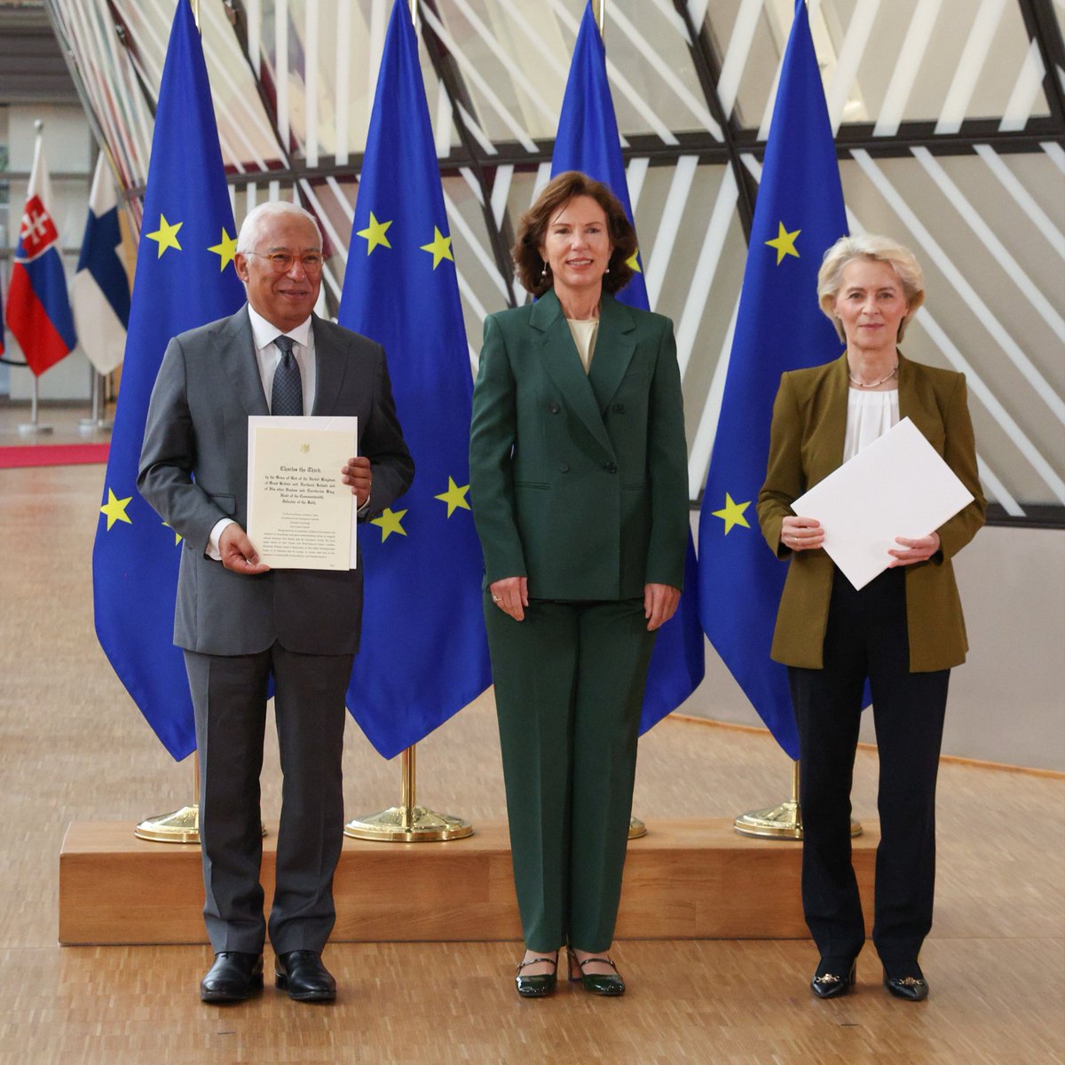 eudebates's tweet photo. 🇬🇧🇪🇺 A new British face in Brussels, as EU–UK relations enter a new chapter.
UK Ambassador @CWilson_FCDO presented her credentials to @vonderleyen and @eucopresident.
And the timing matters.
#eudebates #UK #Brexit #EUUK #VonDerLeyen #Costa https://t.co/H2jRmavYxC