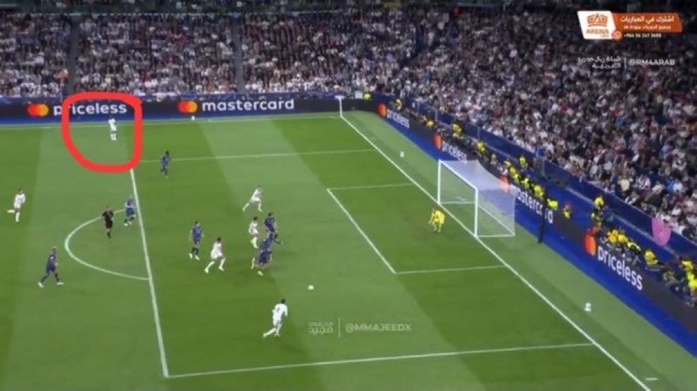 Muhamma87244159's tweet photo. Just look at vinicius when we scored the first goal. I don't know why he's so obsessed with staying on the flanks. 

Just imagine if it was Mbappe.. https://t.co/s1nJaHJFZp