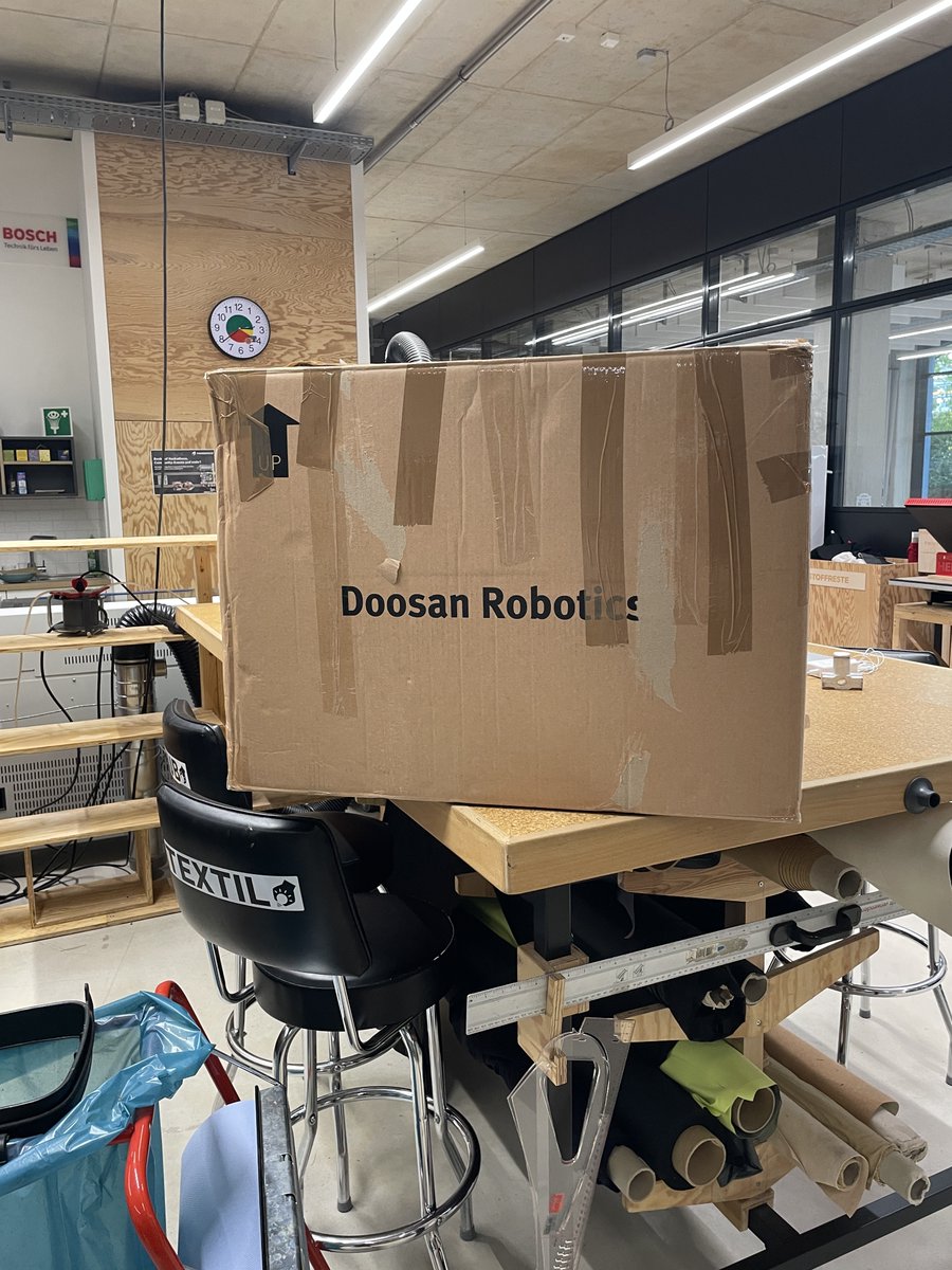 peaq's tweet photo. Day 1 of robo.innovate Hackathon 2026 is live 🇩🇪

First up, our team set up a Doosan robot for the hackers

@NVIDIARobotics. @Universal_Robot. @NEURARobotics. Doosan. @peaq. https://t.co/Ze1K5oUoZo