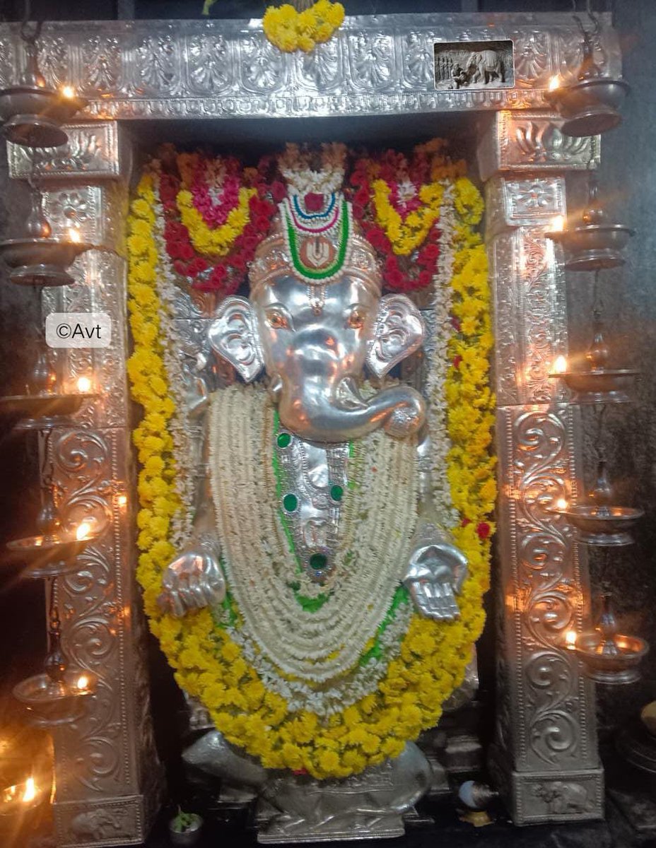 deepakpt_'s tweet photo. ಇಂದಿನ ಅಲಂಕಾರದಲ್ಲಿ ಆನೆಗುಡ್ಡೆ ಶ್ರೀ ವಿನಾಯಕ ದೇವರು🙏
Anegudde Sri Vinayaka 🕉️🚩🙏 
Today's Alankara 23.10.2026
#Anegudde #AneguddeSriVinayaka #Kumbhashi #Kundapura #Karnataka https://t.co/Et0g6Y8mbK