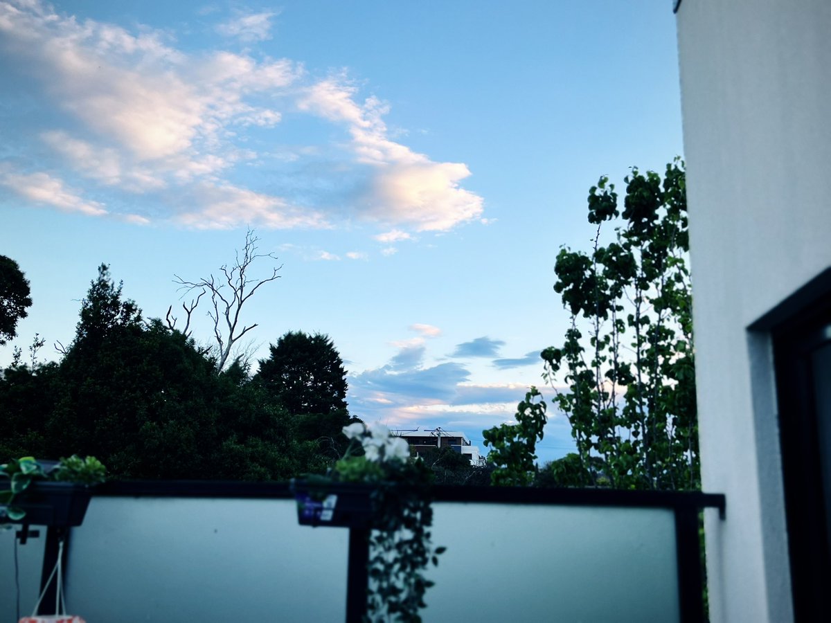 Reflectier's tweet photo. 周五了休息了，来看看蓝天白云吧 https://t.co/g2KG1FX9rV