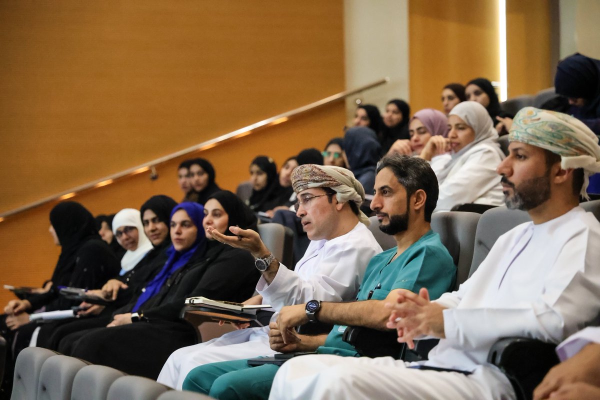 DGHS_Dakhiliyah's tweet photo. نظم قسم التطوير والتوجيه المهني بـ #مستشفى_نزوى ورشة عمل "كيفية كتابة الأبحاث العلمية وكيفية اختيار المجلات العلمية لنشرها"، قدمتها الأستاذتان شيماء بنت سعود البداعية (رئيسة قسم مصادر المعلومات الإلكترونية)، وبشرى بنت صالح النوفلية (اختصاصية معلومات بالمكتبة الرئيسية) ...>يتبع https://t.co/bFcxD3Yv27