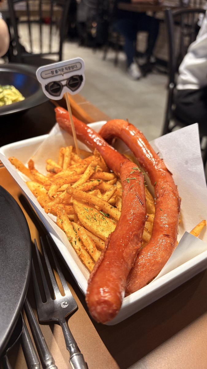 4N24_'s tweet photo. 크타카페 진짜 맛집이다 묵사발 진짜 너무 맛있었고 웨지는 생각보다 매콤하고 깻잎페스토파스타는 향긋하고 감칠맛이 좋았고 커피는 산미 없이 다크했어요 짱👍👍👍👍👍 https://t.co/Uy2qudGb8u