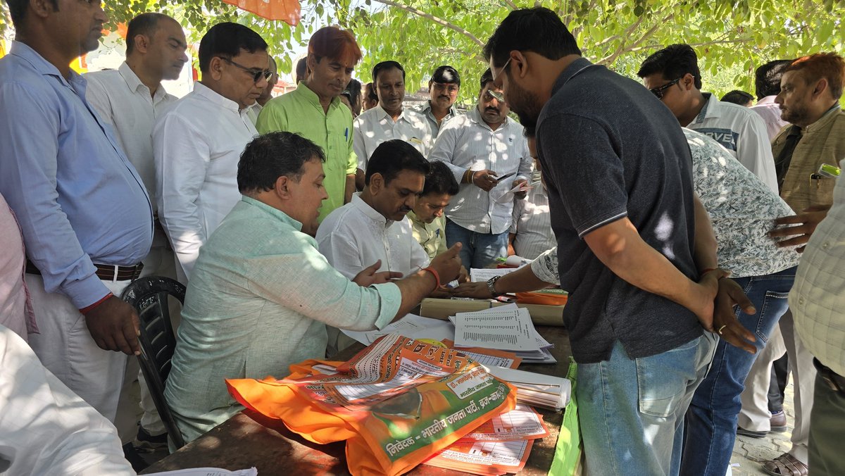 asim_arun's tweet photo. आज उमर्दा, तिर्वा और कन्नौज में कार्यालय क्षेत्र पंचायत बूथ पर विकास और प्रगति के संकल्प के साथ अपने मताधिकार का प्रयोग किया।

साथी मतदाताओं की पर्चियां भी बनाई।

आप भी अपने बूथ पर पहुंचें और लोकतंत्र के इस पर्व में भागीदारी सुनिश्चित करें।

#MLCForViksitUP https://t.co/cQfVEo5A3j