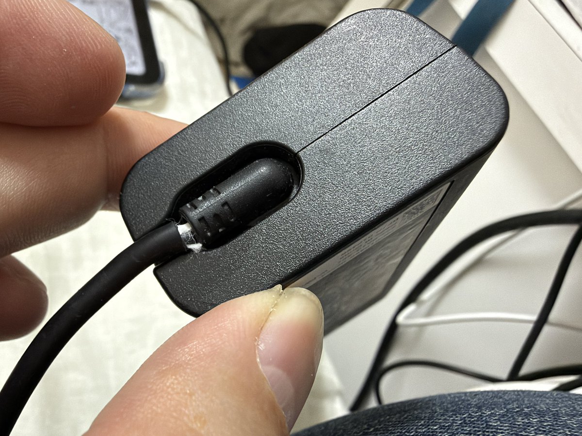 vjroba2's tweet photo. 半年前に買ったDELLのノートのACアダプターのケーブルの被覆が剥がれたんでサポートに連絡したら、落としたとか引っ張ったとかで壊したのはアクシデンタルダメージサービス対象だけど、勝手に壊れたのはそうじゃないんで有償修理って言われた。ゴム足も接着剤が溶けて剥がれたし、もうDELL買わんわ。 https://t.co/4BdLwn50Qt