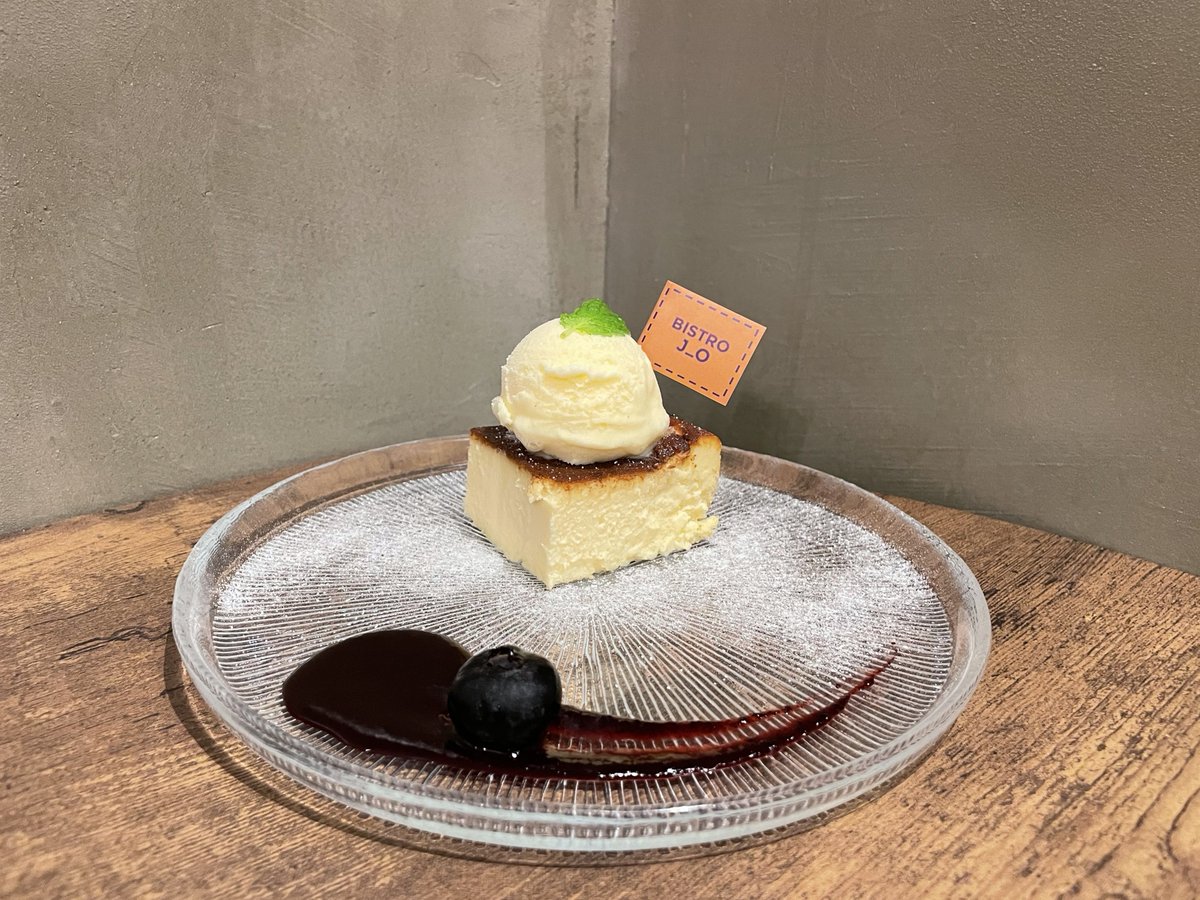 bistro_j_o's tweet photo. 📢 販売終了まであと1週間！

ご好評いただいている「3種のチーズを使った濃厚なチーズケーキ」は、10月31日（土）までの期間限定販売です！
さらに、10月29日（木）・30日（金）・31日（土）の3日間限定で、ハロウィン仕様の旗を付けてご提供いたします🎃👻

この機会にぜひ、お楽しみください！

【販売期間】～2026年10月31日（土）
【価格】1,000円

※ランチ・カフェ・ディナータイムでのご提供となります。
※ご予約は承っておりません。
※メッセージプレートの対応はいたしかねます。
※混雑状況により、ご案内をお断りする場合がございます。
※数量限定のため、完売の際は、販売を終了いたします。
※10月29日（木）～31日（土）の3日間は、ハロウィン仕様の旗付きでご提供いたします。ケーキの内容・価格に変更はございません。