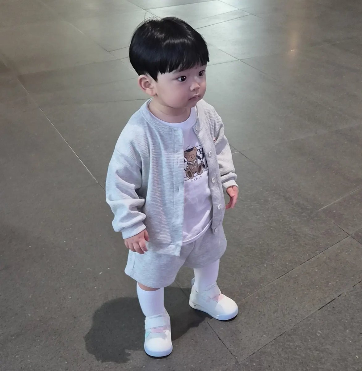 healbeom's tweet photo. he's still the roundest and most adorable baby in the world🫴🏼 https://t.co/wZiYiZXh8y
