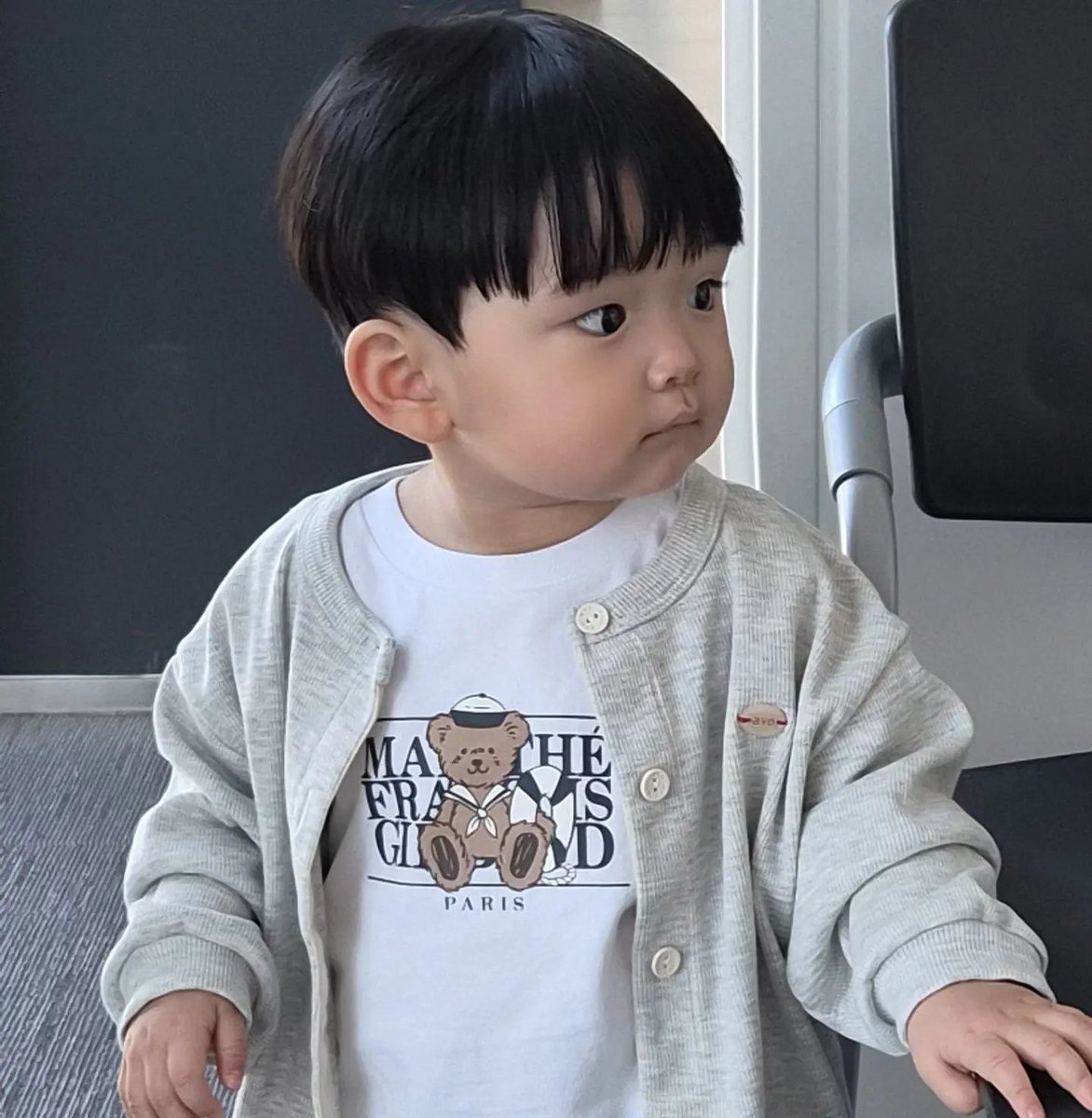 healbeom's tweet photo. he's still the roundest and most adorable baby in the world🫴🏼 https://t.co/wZiYiZXh8y