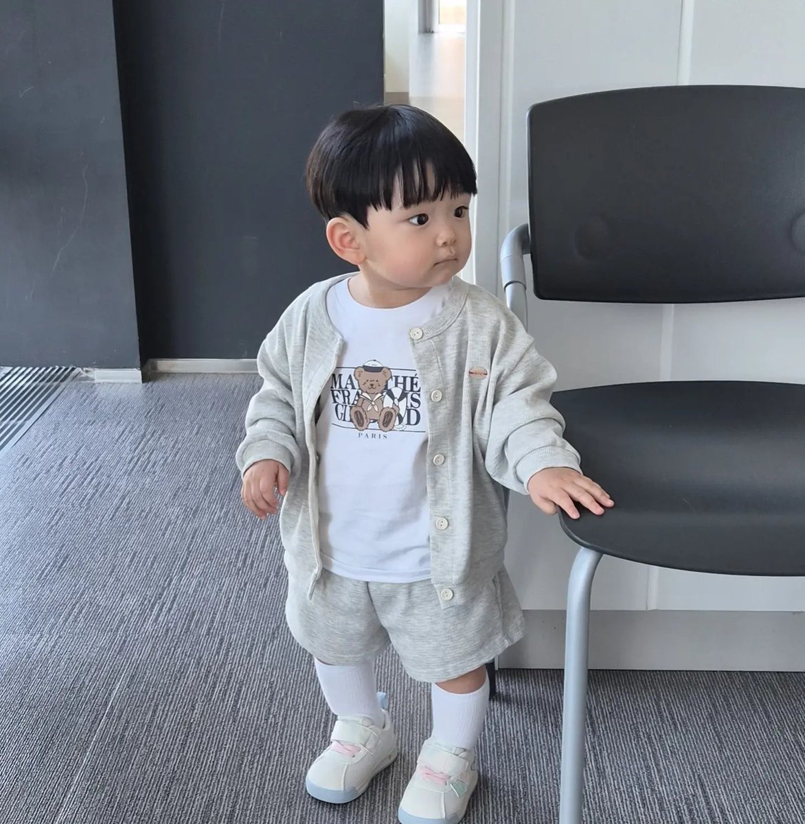 healbeom's tweet photo. he's still the roundest and most adorable baby in the world🫴🏼 https://t.co/wZiYiZXh8y