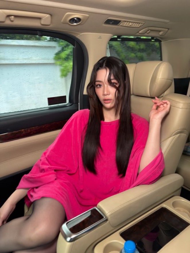Miramonstra's tweet photo. Dropping the first glimpse en route. Backseat energy, front-row presence, and the countdown to ICONSIAM is officially on. ✨
#GINJAY #HEIDISSECRET #EFW26 #GinJayatEFW26ICONSIAM https://t.co/ZnbVPAFC6o