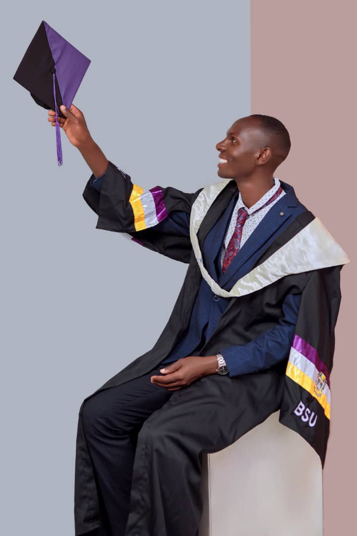 tvwestUG's tweet photo. Omukozi wa Vision Group, Elias TukashabaRuhanga otwire nashoma Masters Degree in Business Administration n'omwe aha beegi ba @BishopStuartUni abahendera emishomo yaabo eriizooba.

Elias ni kituzi wa kampuni eya Vision Group .

Congratulations Elias

#WestUpdates
#VisionUpdates https://t.co/YuYbi8J2d5