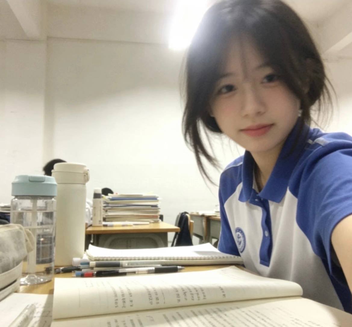 savannah48gu8's tweet photo. 放学啦！在校高中学生…

有人要锐评我的福吗？

1：看福🦋    2：看🐻

Luo照  实况！！看完删嗷！！ https://t.co/WMTLxD8wEM