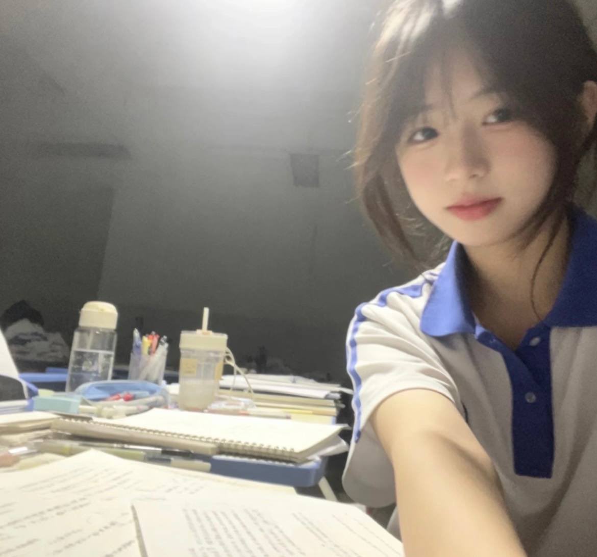 savannah48gu8's tweet photo. 放学啦！在校高中学生…

有人要锐评我的福吗？

1：看福🦋    2：看🐻

Luo照  实况！！看完删嗷！！ https://t.co/WMTLxD8wEM