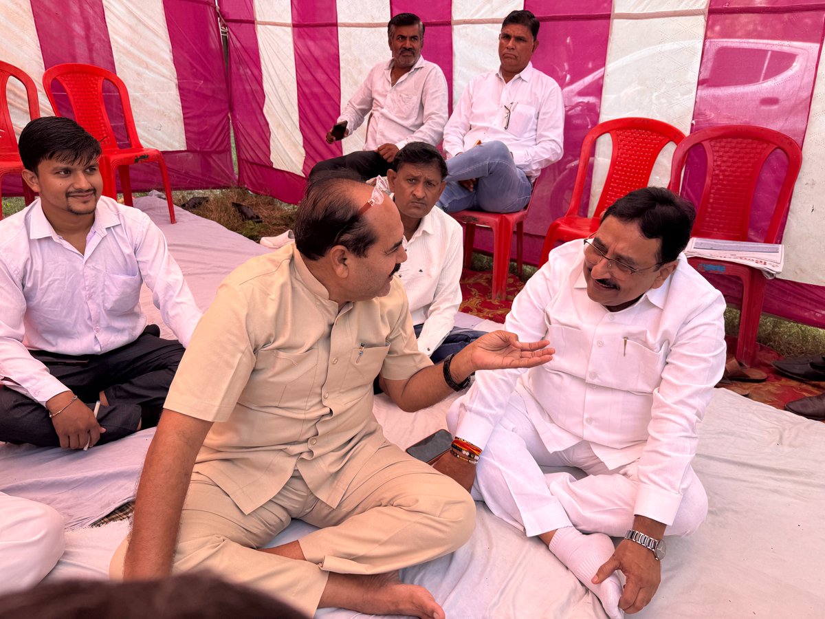 CGonda68888's tweet photo. आज 23-10-2026 को विधानसभा क्षेत्र इगलास के विकास खण्ड गोण्डा स्थित ब्लॉक मुख्यालय पोलिंग बूथ पर आगरा खण्ड स्नातक एवं शिक्षक निर्वाचन के मतदान का औचक निरीक्षण किया। इस दौरान सम्मानित मतदाताओं से भेंट कर संवाद किया एवं मतदान प्रक्रिया का जायजा लिया।

#ChaudharyNarendraSingh https://t.co/ovZlG3Pjoo