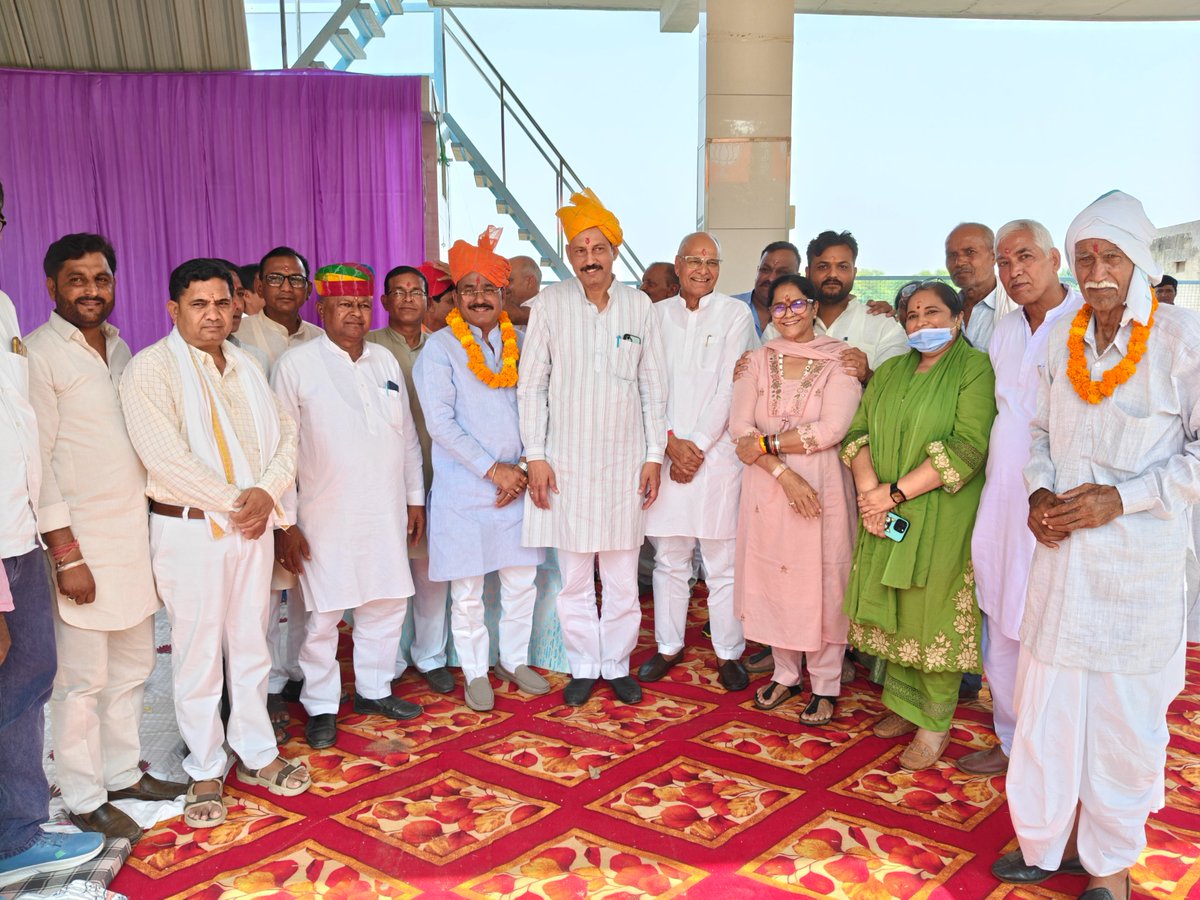 BJP4Rajasthan's tweet photo. भाजपा प्रदेश उपाध्यक्ष श्री @m_dadheech ने झुंझुनूं जिले के बुहाना में वार्ड नंबर 33 से भाजपा प्रत्याशी श्री सुरेंद्र सिंह के चुनाव कार्यालय के उद्घाटन कार्यक्रम में सहभागिता कर उपस्थित जनों को संबोधित किया। इस दौरान उन्होंने भाजपा प्रत्याशी के समर्थन में मतदान कर उन्हें विजयी बनाने का आह्वान किया। कार्यक्रम के दौरान पार्टी पदाधिकारियों एवं कार्यकर्ताओं के साथ संगठनात्मक विषयों पर आत्मीय संवाद भी किया।

इस अवसर पर पूर्व सांसद श्रीमती @AhlawatMp, पूर्व विधायक श्री सुभाष पूनिया, प्रभारी श्री बजरंग सिंह सहित पार्टी के पदाधिकारी एवं कार्यकर्ता उपस्थित रहे।