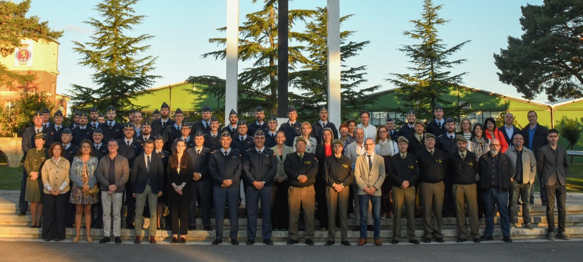 INSST_MITES_GOB's tweet photo. "La hiperconectividad laboral parte de unas condiciones de trabajo inadecuadas junto a expectativas de disponibilidad demasiado extendidas".
🗓️ María Jesús Otero, del #INSST, en la XIII Jornada de PRL del Ejército del Aire y del Espacio @EjercitoAire
#PRL #DesconexiónDigital https://t.co/ckm3nJUIkw