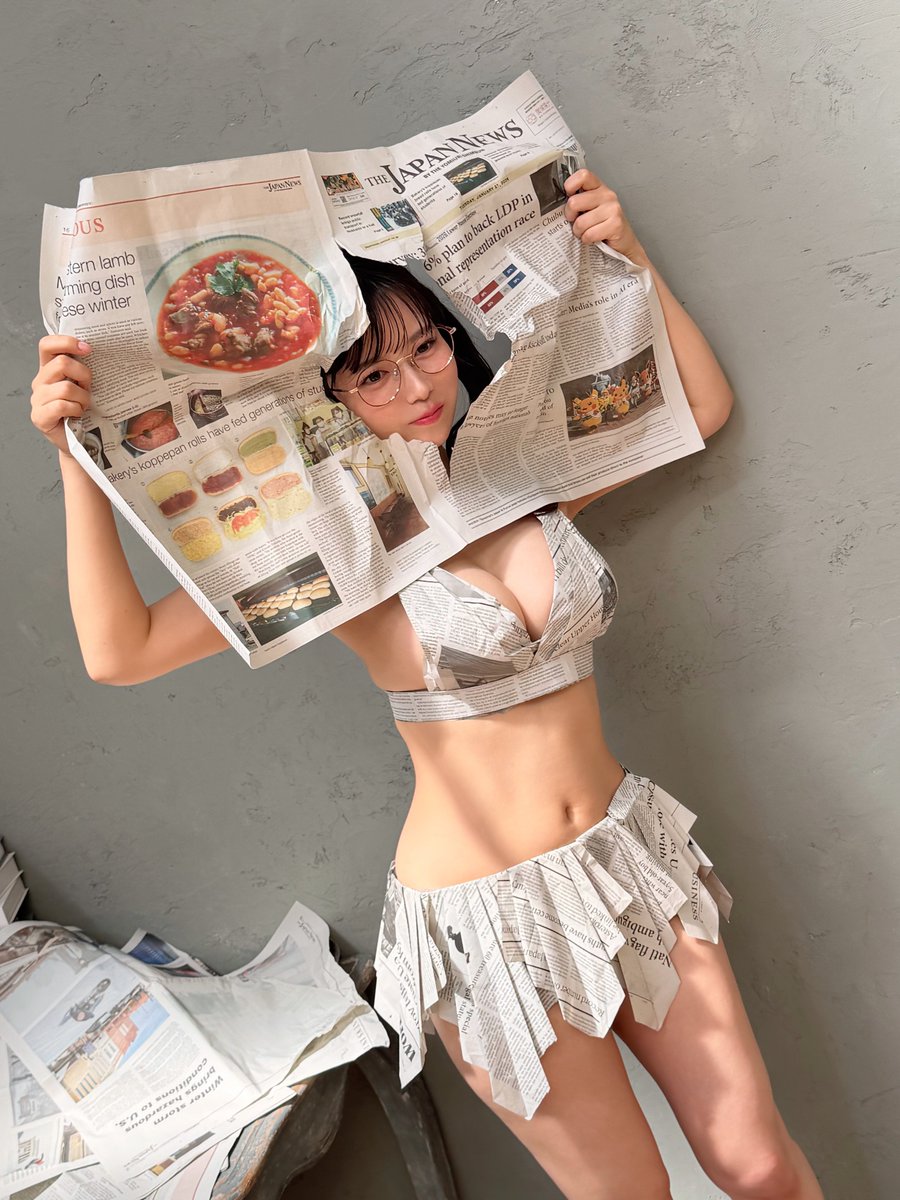 sinonome_umi's tweet photo. 衣装さんがその場で作ってくれた、
新聞紙ビキニ👙✨ https://t.co/apPRGDeuvX
