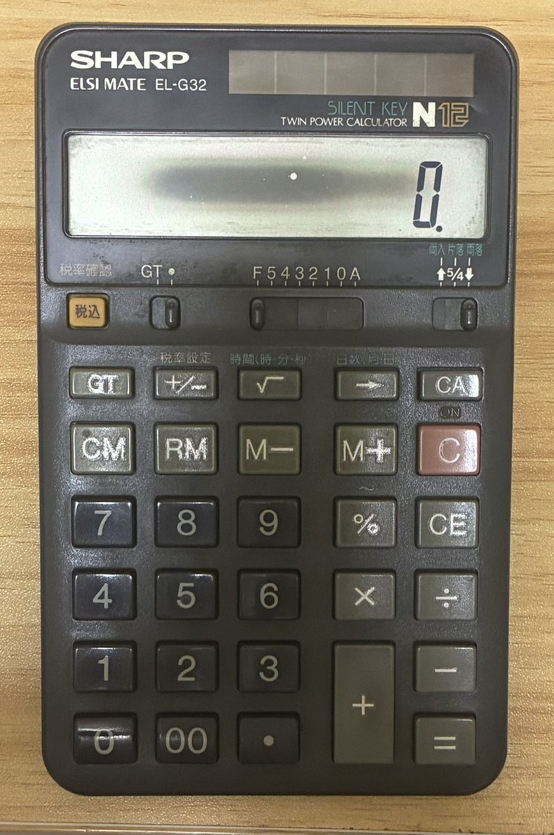 yuka_melon_77's tweet photo. 昔の電卓が30年ぶりに
電池交換して復活!
画面焼けは少しありますが
使えるようになりました♪
簿記用だから日付計算,税率計算も
できるしまだ使えそう^_^
#電卓 #SHARP https://t.co/lz4L9IVhBi